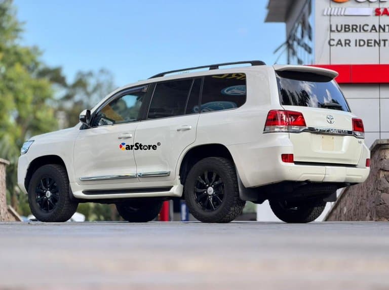 2017 Toyota Land Cruiser - Image 2