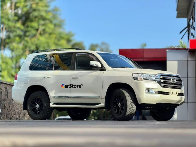 2017 Toyota Land Cruiser - Image 7