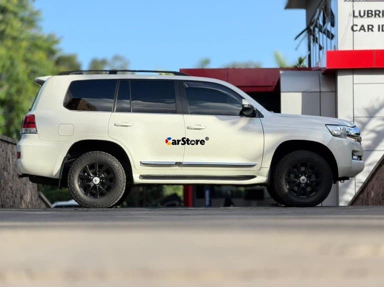 2017 Toyota Land Cruiser - Image 6