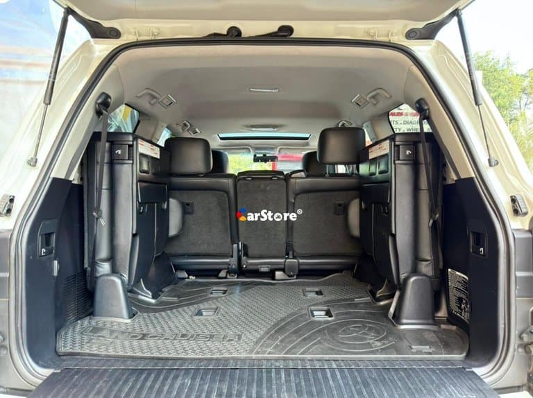 2017 Toyota Land Cruiser - Image 10