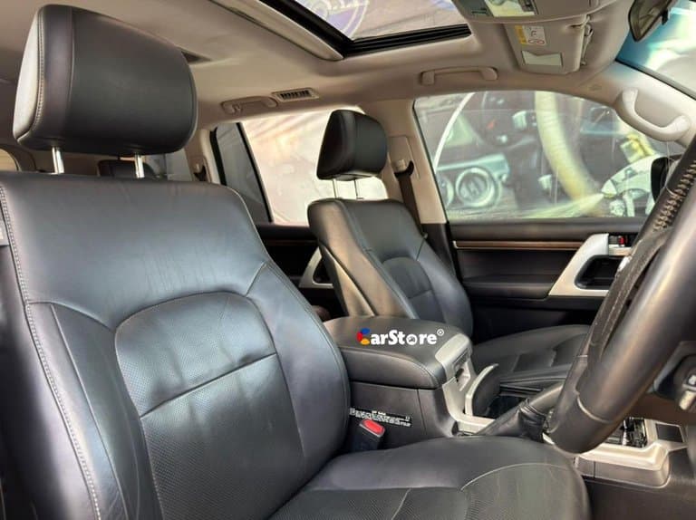 2017 Toyota Land Cruiser - Image 13