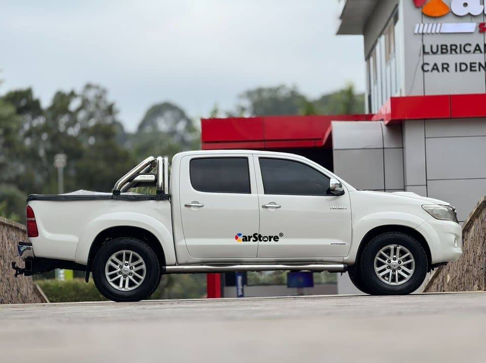 2013 Toyota Hilux Double Cabin - Image 4