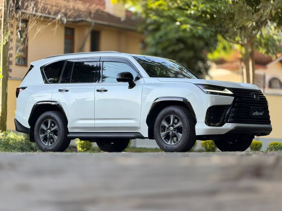 2022 Lexus LX 600 - Image 5