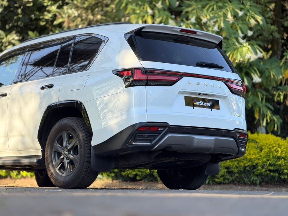 2022 Lexus LX 600 - Image 6