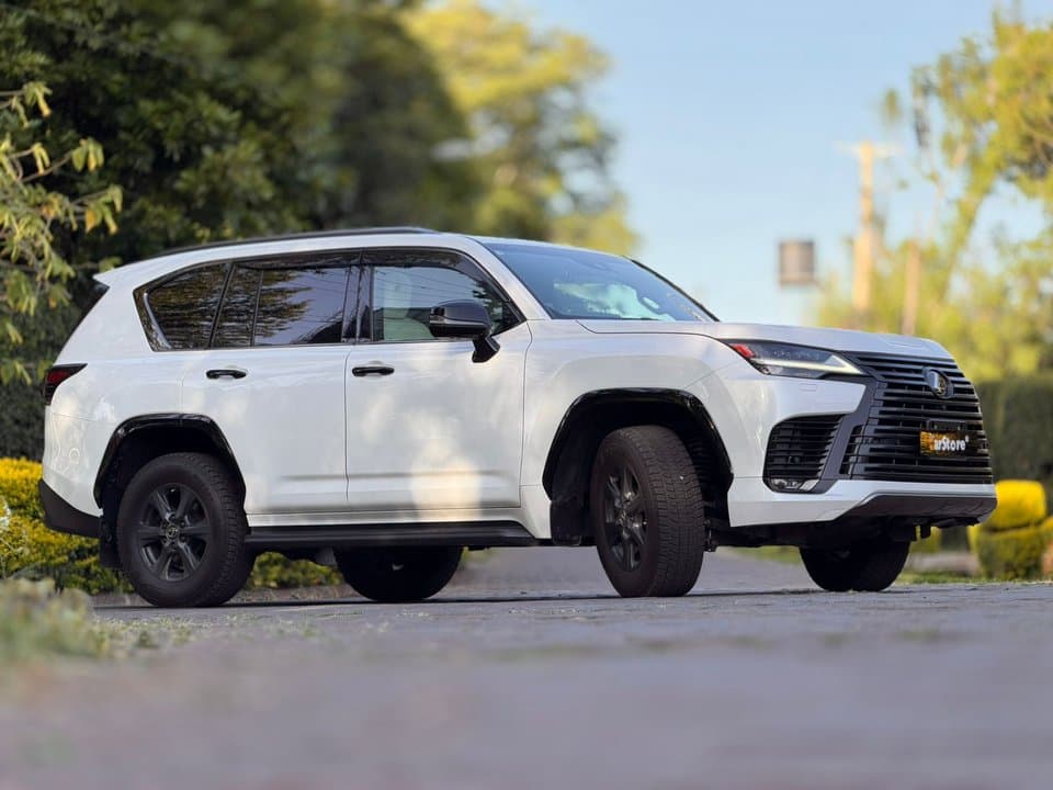 2022 Lexus LX 600 - Image 8