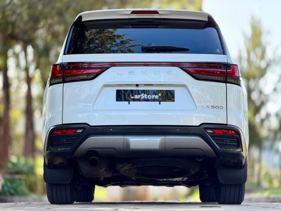 2022 Lexus LX 600 - Image 9