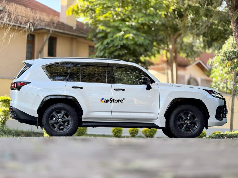 2022 Lexus LX 600 - Image 11