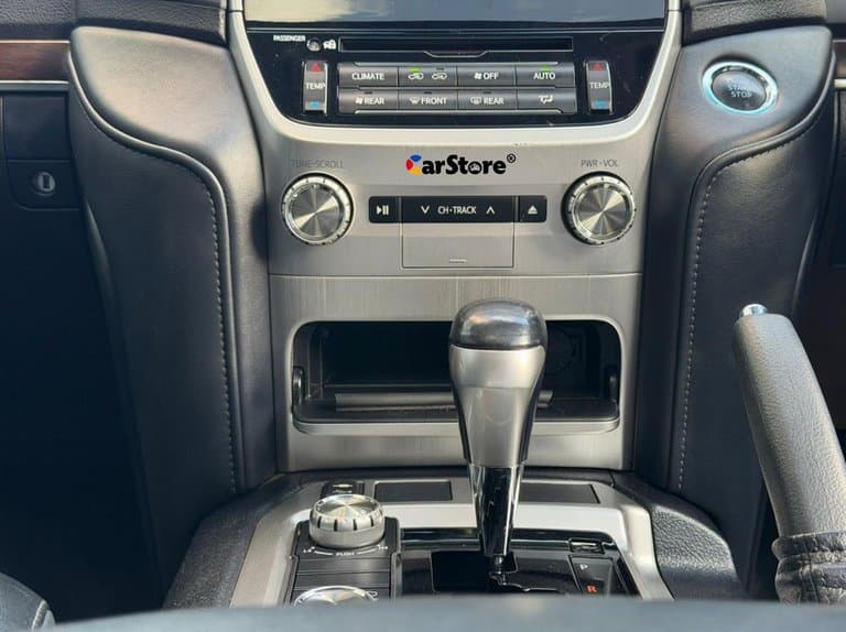 2017 Toyota Land Cruiser - Image 4