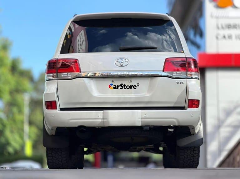 2017 Toyota Land Cruiser - Image 12