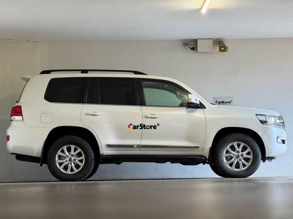 2018 Toyota Land Cruiser V8 Sahara - Image 7