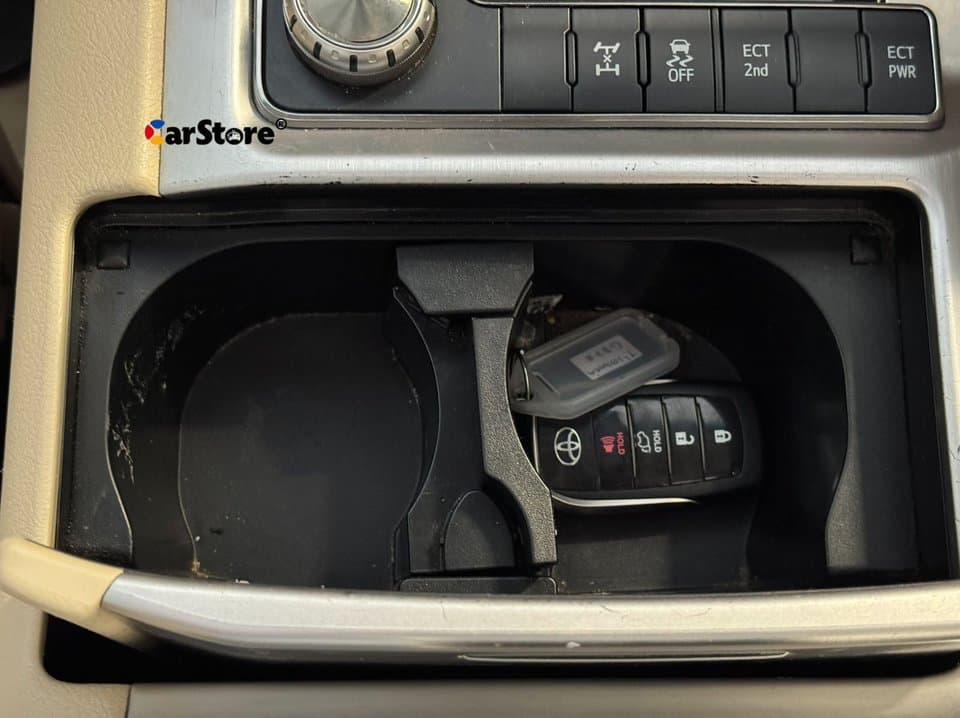 2018 Toyota Land Cruiser V8 Sahara - Image 12