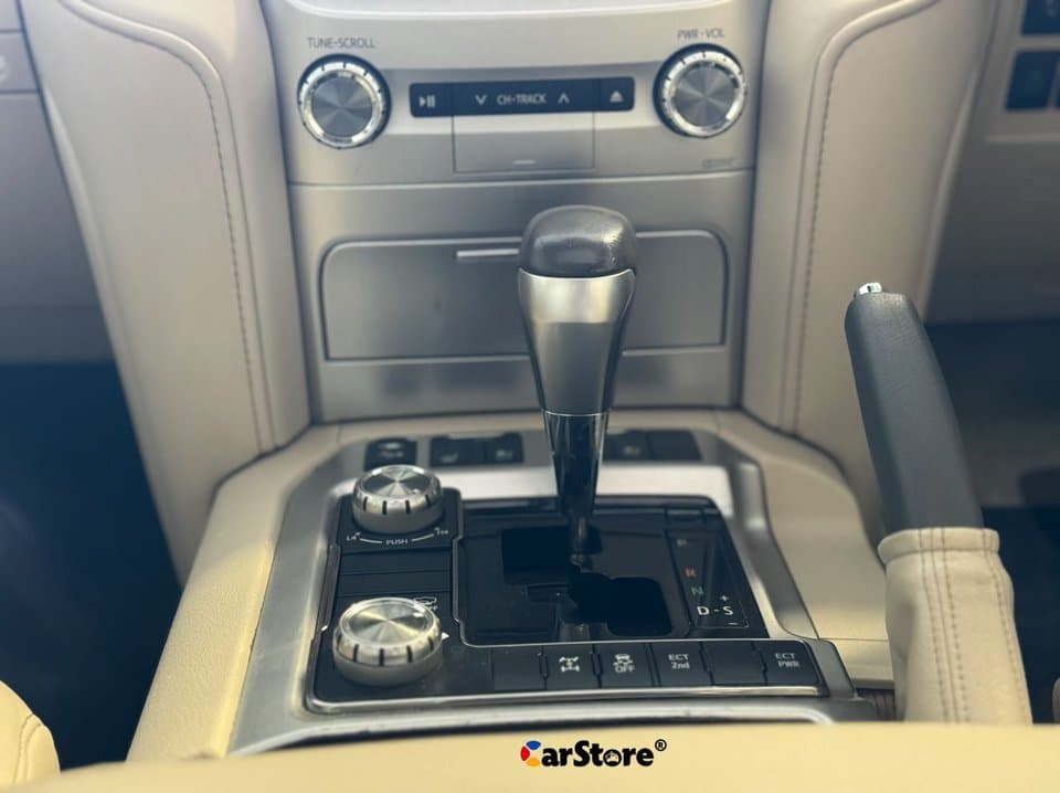 2018 Toyota Land Cruiser V8 Sahara - Image 11