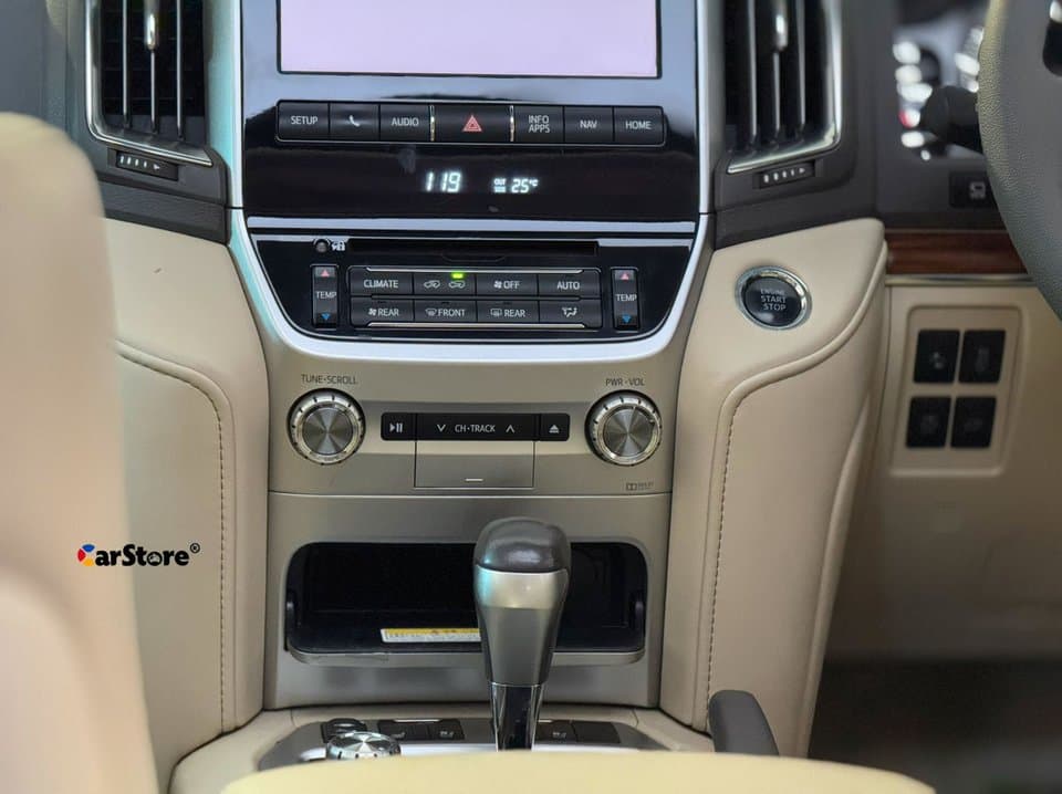 2018 Toyota Land Cruiser V8 Sahara - Image 19