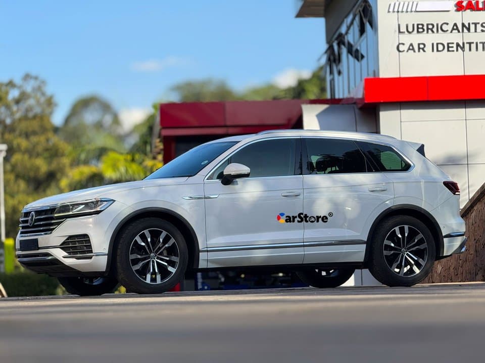 2019 Volkswagen Touareg - Image 3