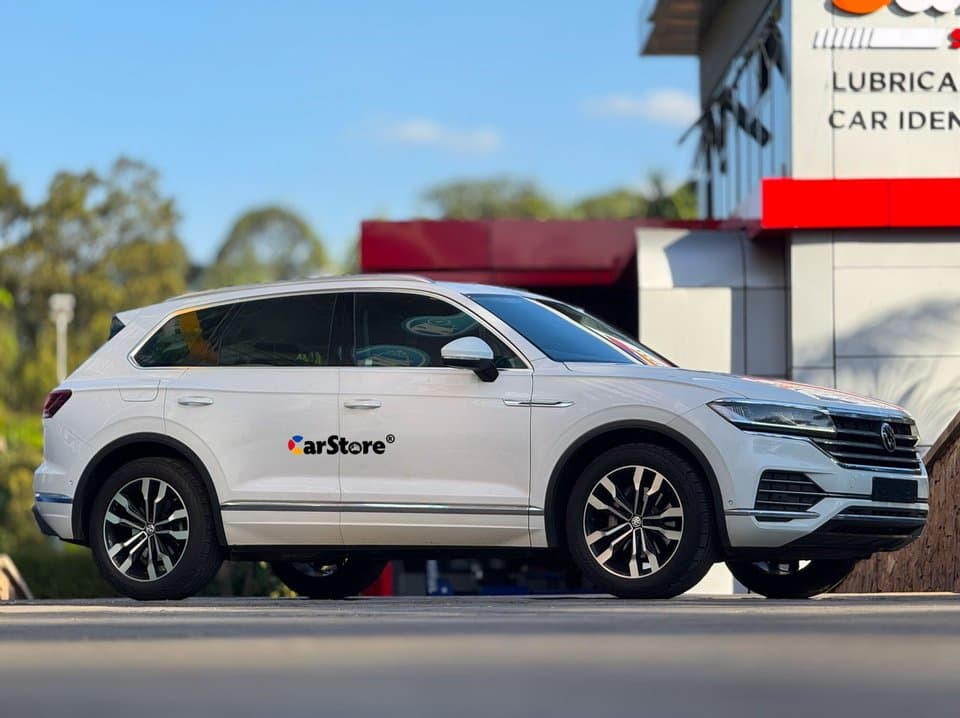 2019 Volkswagen Touareg - Image 2