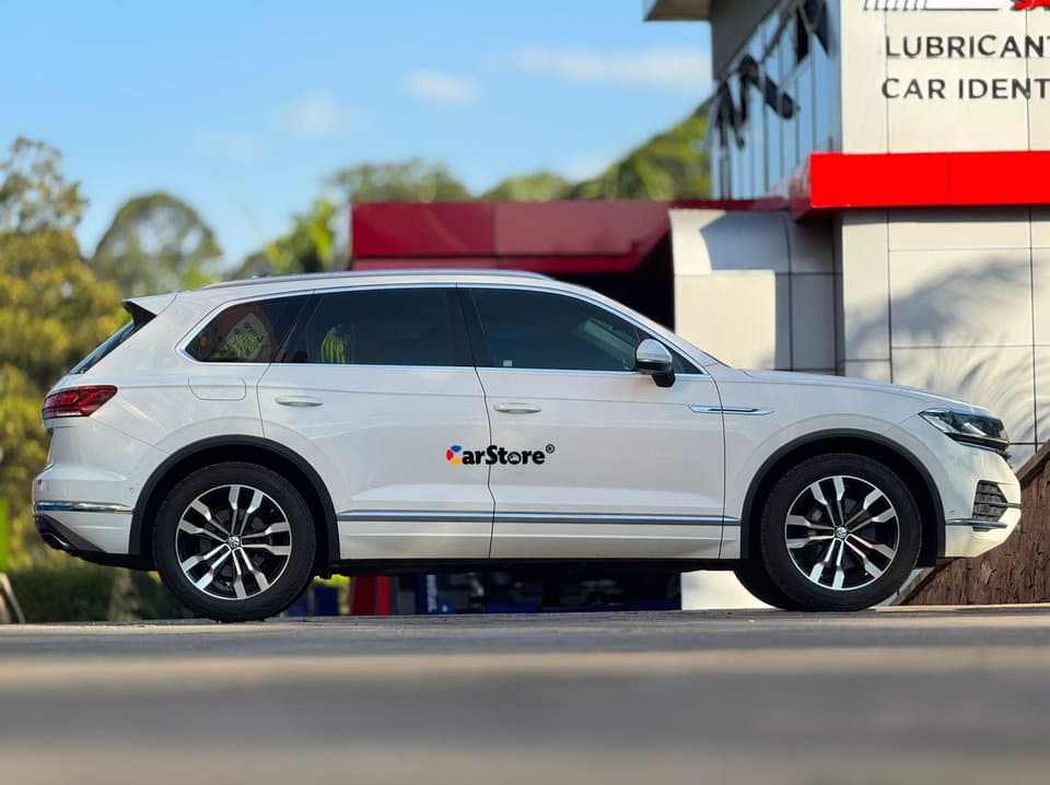 2019 Volkswagen Touareg - Image 5