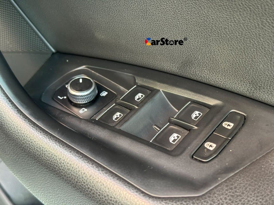 2019 Volkswagen Touareg - Image 10