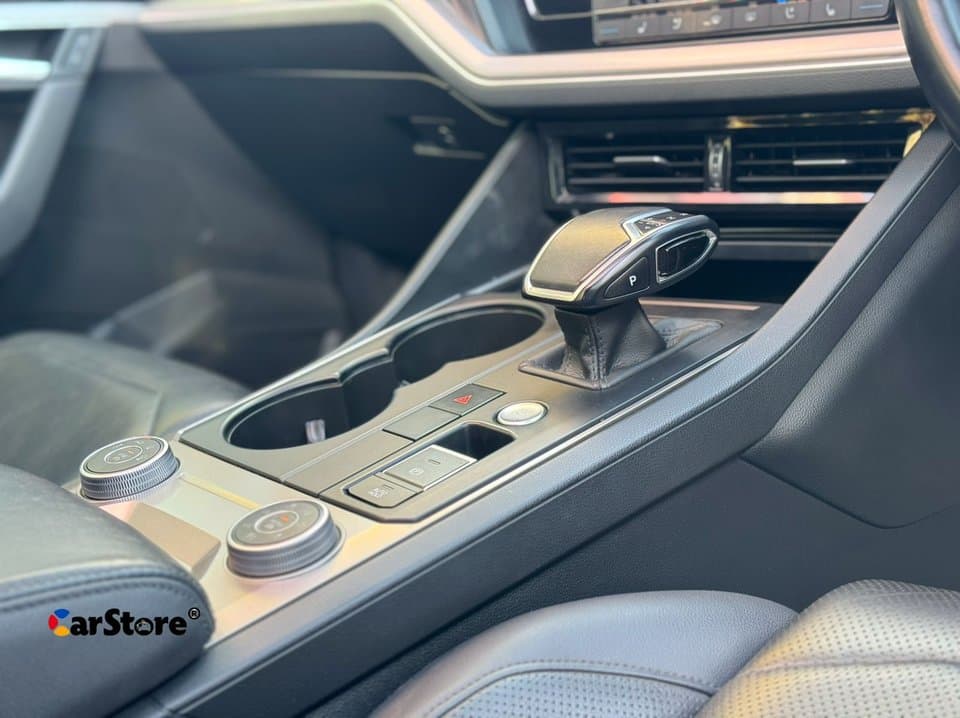 2019 Volkswagen Touareg - Image 12