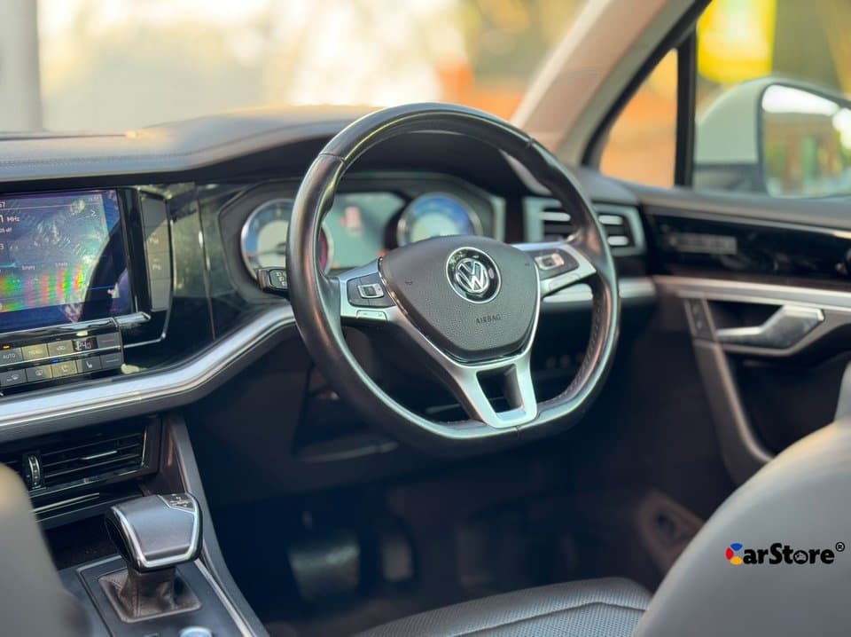 2019 Volkswagen Touareg - Image 15