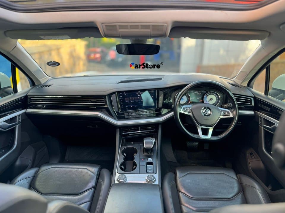 2019 Volkswagen Touareg - Image 14