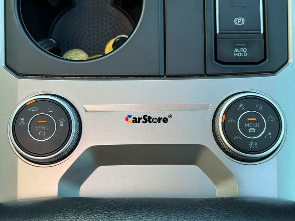 2019 Volkswagen Touareg - Image 13