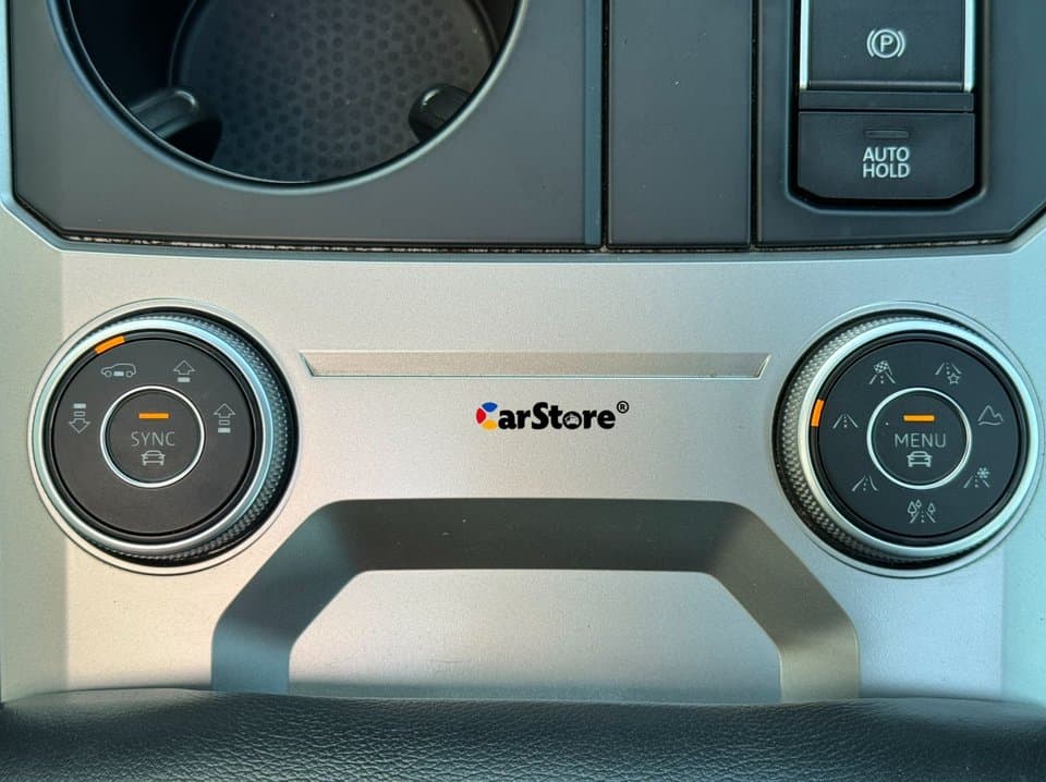 2019 Volkswagen Touareg - Image 16