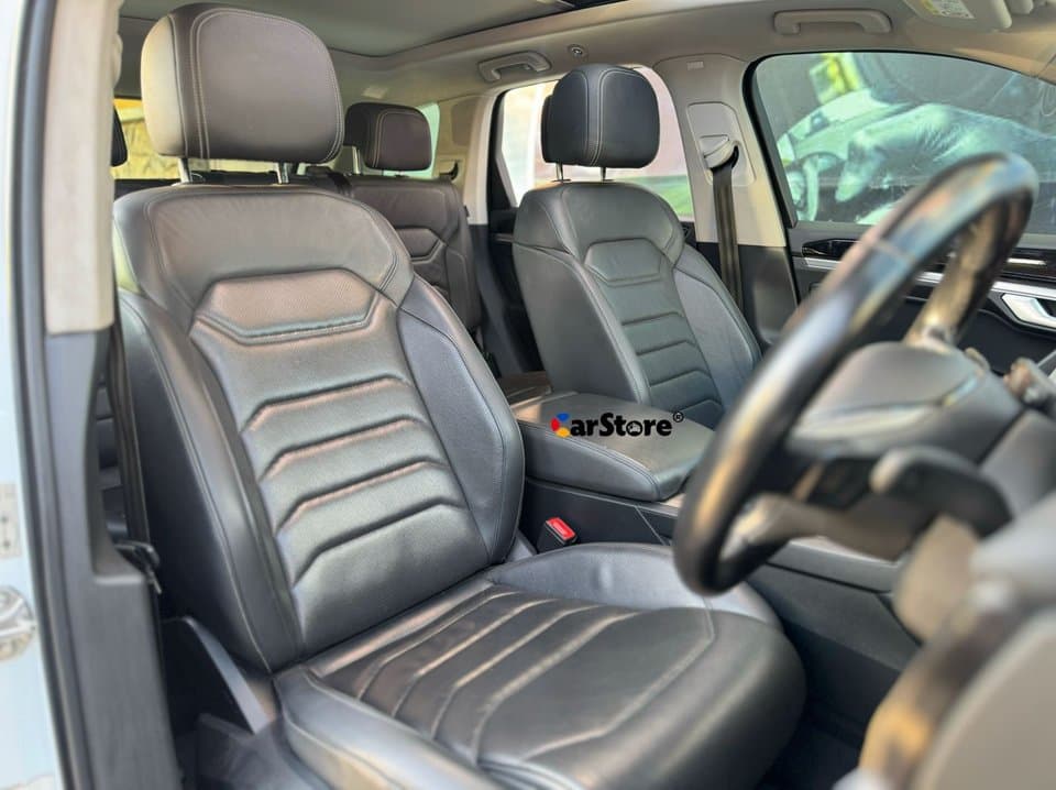 2019 Volkswagen Touareg - Image 21