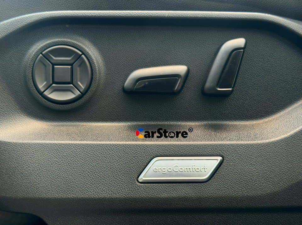 2019 Volkswagen Touareg - Image 24