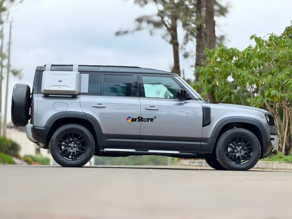 2020 Land Rover Defender 110 P300 - Image 8