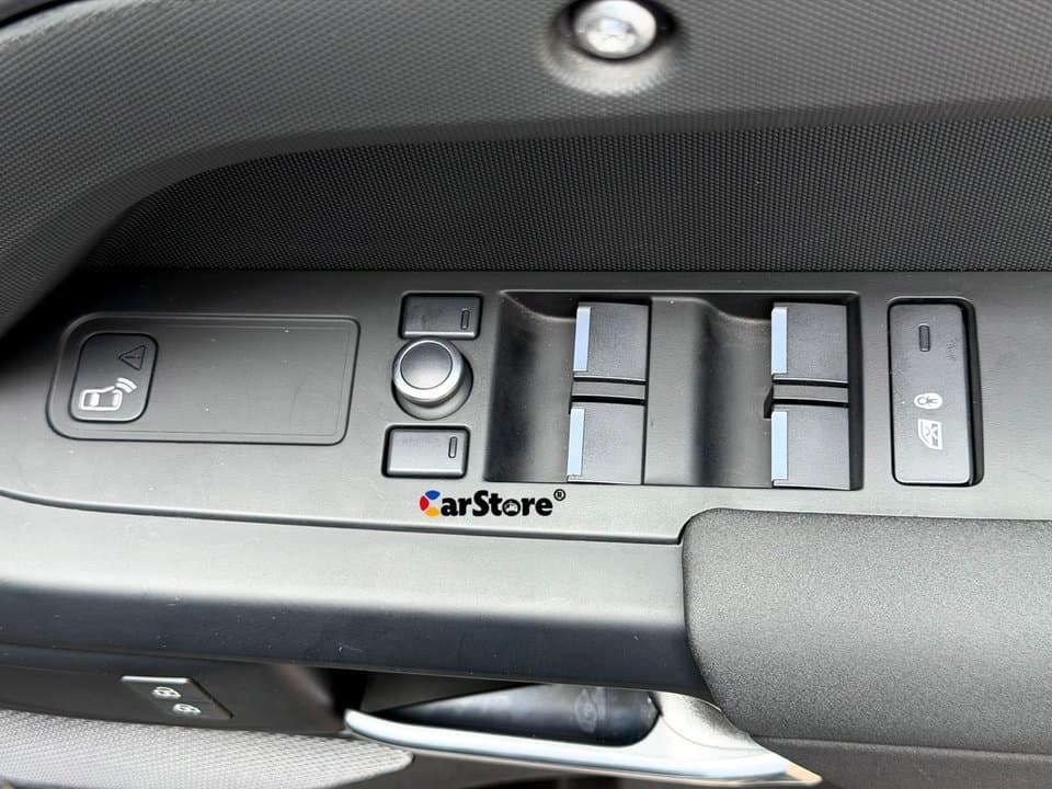 2020 Land Rover Defender 110 P300 - Image 15