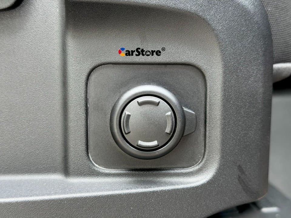 2020 Land Rover Defender 110 P300 - Image 17