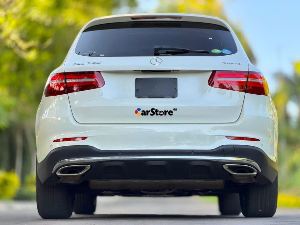 2018 Mercedes Benz GLC-250 - Image 2