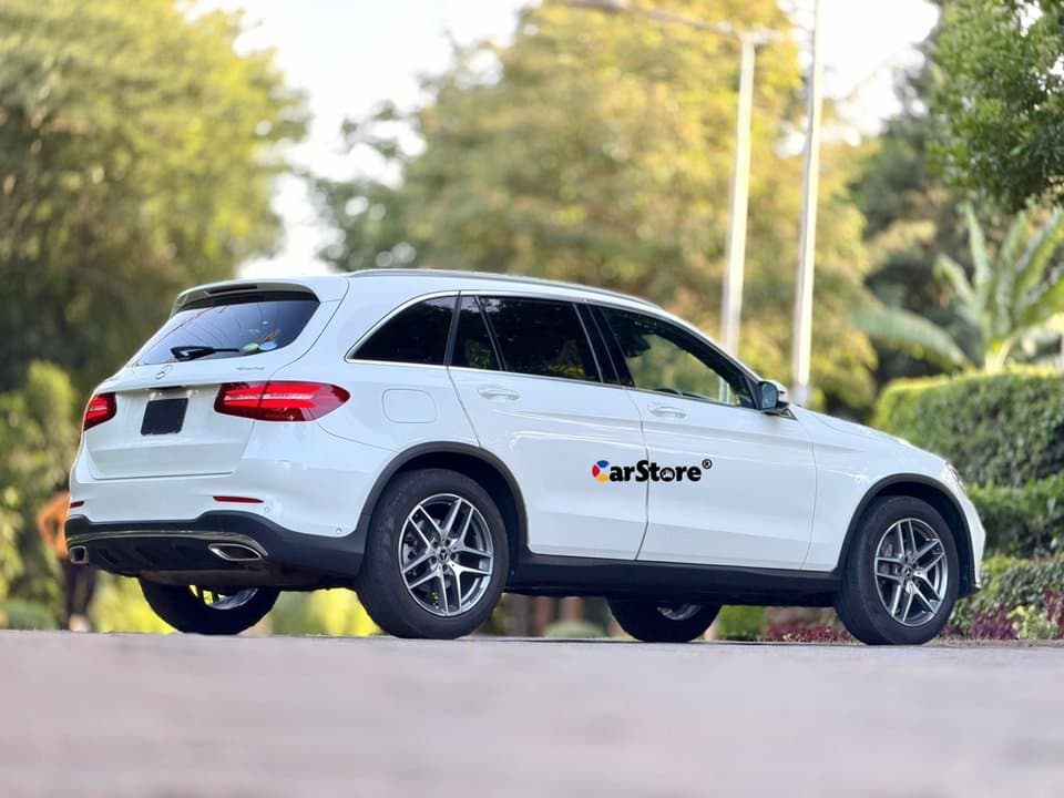 2018 Mercedes Benz GLC-250 - Image 5