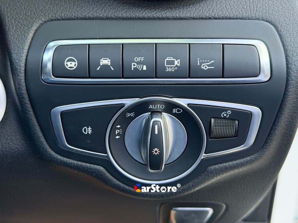 2018 Mercedes Benz GLC-250 - Image 12