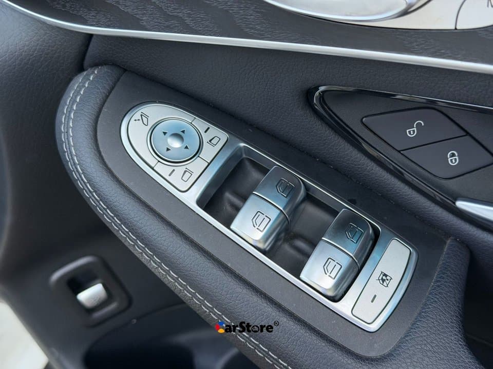 2018 Mercedes Benz GLC-250 - Image 16